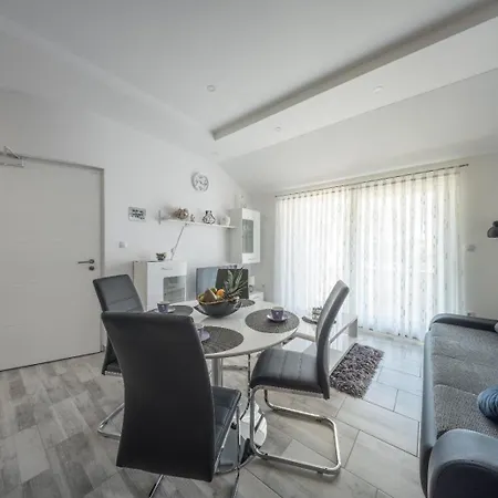 Lucija Apartmán Povljana